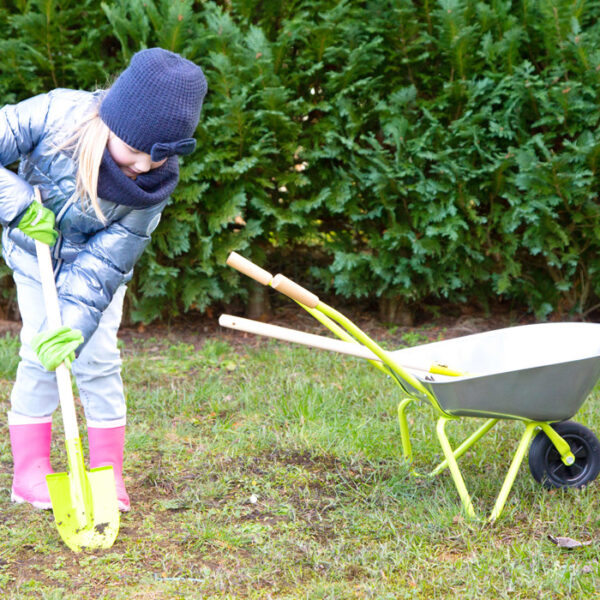 Schubkarre mit Gartenwerkzeugen