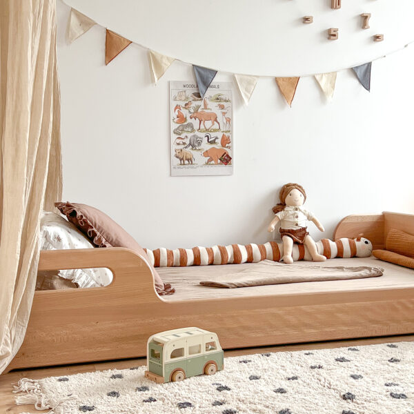 WEST Kinderbett Bodenbett 120 x 200 cm aus Massivholz Buche natur mit 60 cm Barriere