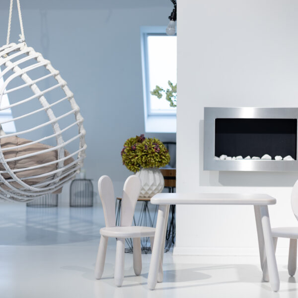 Kindertisch-Set „White Bunny“ – 2 Stühle + 1 Tisch aus massivem Buchenholz